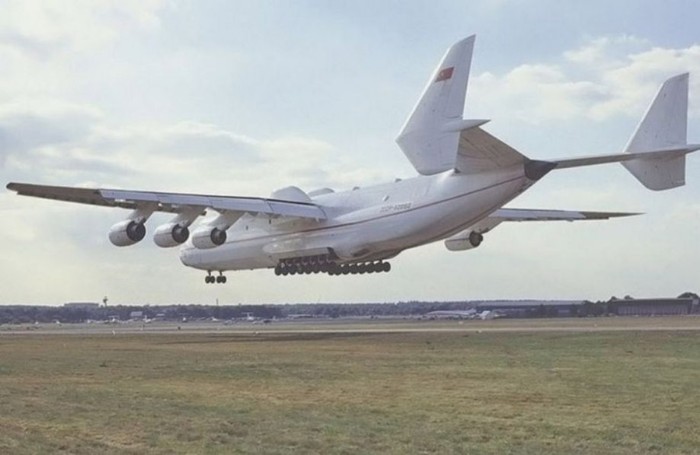 Chuyến bay đầu tiên của An-225 diễn ra ngày 21 tháng 12 năm 1988. Hai chiếc đã được chế tạo, nhưng chỉ một chiếc An-225 (số đuôi UR-82060) hiện đang hoạt động.